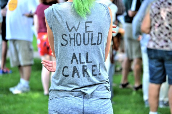 Quelles sont les techniques utilisées pour créer l'humour sur les t-shirts originaux ?