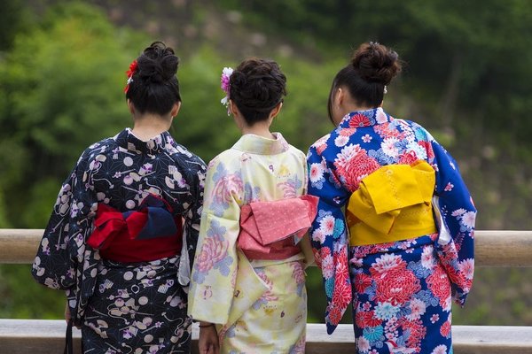 Comment porter le kimono avec une robe ?