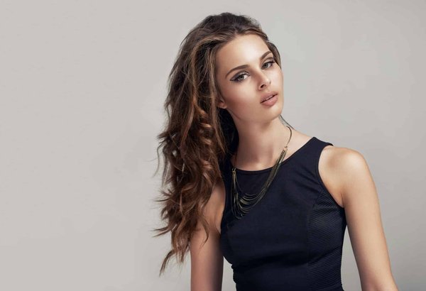 Techniques pour porter des hauts à épaules dénudées avec sophistication