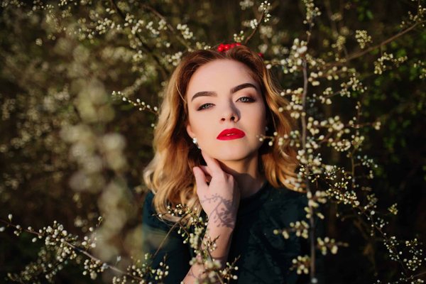 Quelles techniques pour porter des hauts asymétriques dans des contextes formels ?