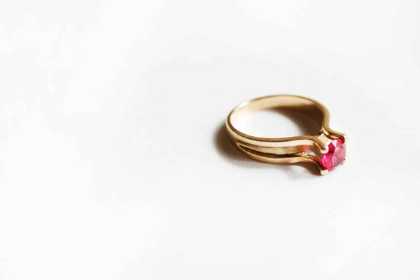 Bague en rubis : symboles, histoire et conseils précieux